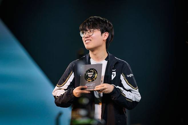 EWC 대회 MVP는 안정된 활약을 보여준 탑 라이너 '기인' 김기인에게 돌아갔다. ⓒEWC