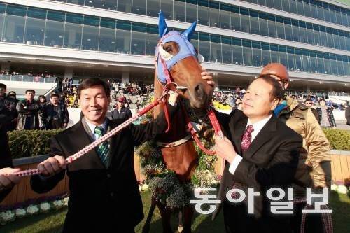 김영관 조교사(왼쪽)가 2019년 루나의 은퇴식을 치르고 있다. 오른쪽은 이성희 마주. 동아일보 DB