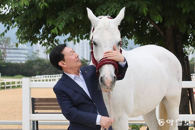 김영관 조교사와 경주마. 한국마사회 제공