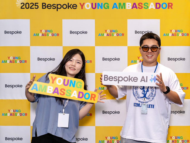 비스포크 영 앰버서더 최남이(왼쪽, 크리에이터 ‘나미의 집’)와 동반인이 지난 11일 경기 수원 디지털시티에서 열린 발대식에 마련된 포토존에서 기념사진을 찍고 있다. 삼성전자 뉴스룸