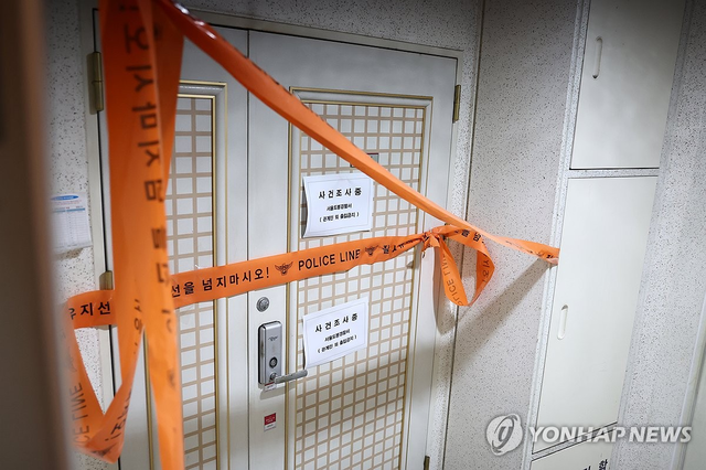 21일 인천에서 사제 총기를 발사해 가족을 숨지게 한 피의자의 주거지에 폴리스 라인이 설치돼 있다. 연합뉴스