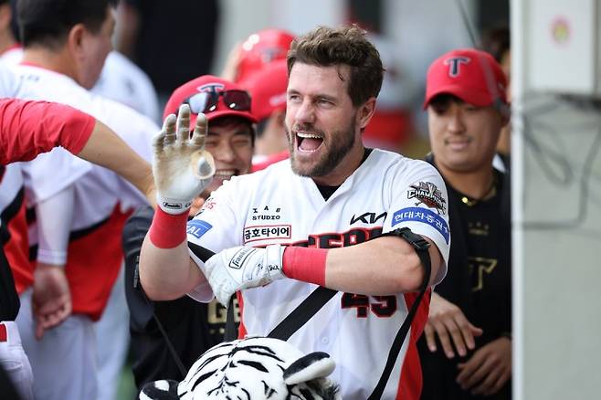 패트릭 위즈덤이 9월 20일 신민혁에게 투런 홈런을 때려내며 전구단 홈런을 달성했다. KIA 타이거즈 제공