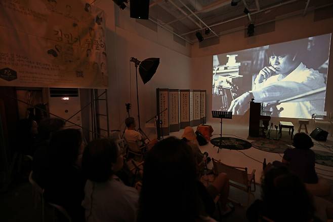 김민기 전 학전 대표의 1주기(7월21일)를 앞둔 19일 오후 서울 강동구 소극장 스페이스 거북이에서 김민기를 존경하는 후배 음악인과 과거 강원도 원주 토지문화관에서 김민기와 인연을 맺었던 문인들이 펼친 ‘김민기 뒤풀이’ 공연이 열려 고인을 기리는 영상이 나오고 있다. 이종근 선임기자 root2@hani.co.kr