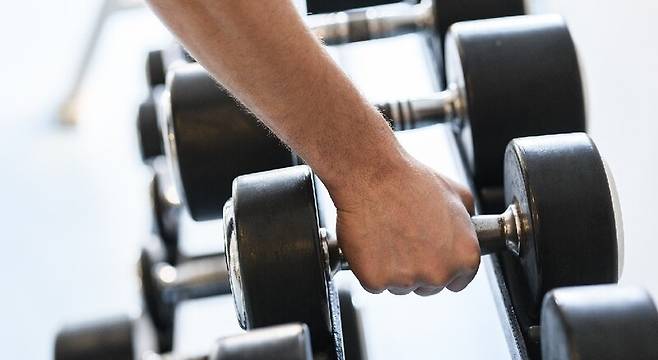 유산소 운동에 앞서 근력 운동을 먼저 하면 복부지방 감소 효과가 더 커진다. 픽사베이