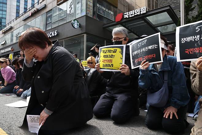 무릎을 꿇은 전국장애인부모연대 서울지부 회원들이 2024년 4월4일 오전 서울 여의도 국민의힘 당사 앞에서 서울 성동구 성수공고 부지에 추진 중인 특수학교 설립 대신 특수목적고 설립을 공약으로 내놓은 국민의힘 서울 중·성동갑 윤희숙 후보에게 공약 철회와 사과를 요구하고 있다. 한겨레 윤운식 선임기자 yws@hani.co.kr