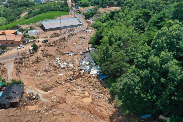 20일 경남 산청군 산청읍 부리마을이 전날 발생한 산사태로 쏟아진 토사에 매몰돼 있다. 산청=박시몬 기자