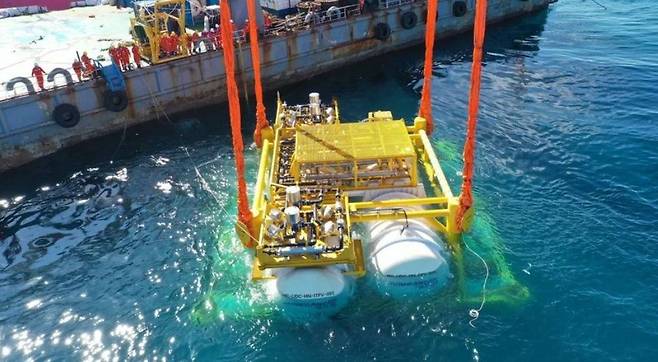 하이난 앞바다에 해저 데이터센터를 설치하고 있는 하이랜더 / 출처=하이랜더