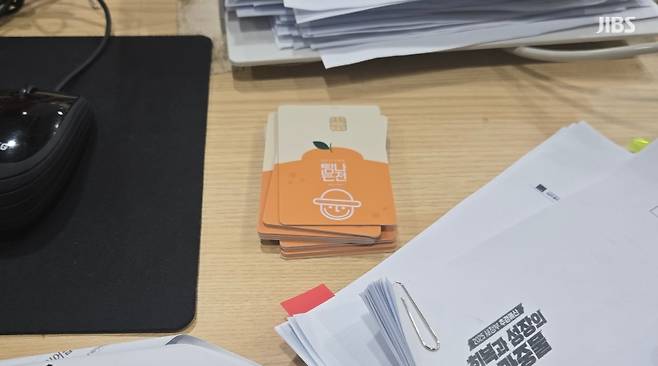 소비쿠폰을 지류형 대신 카드 사용으로 유도하기 위해 미리 준비해 둔 제주지역화폐 '탐나는전' 카드 (사진, 신효은 기자)