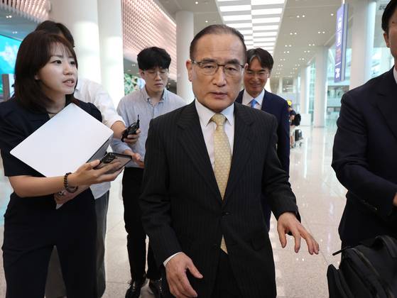 위성락 대통령실 국가안보실장이 지난 9일 통상ㆍ안보 현안을 논의하기 위한 미국 방문을 마치고 인천국제공항 제2터미널을 통해 귀국하고 있다. 연합뉴스