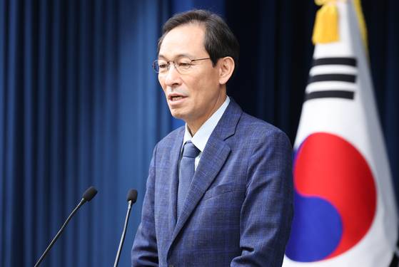 우상호 정무수석이 20일 서울 용산구 대통령실 청사에서 이진숙 사회부총리 겸 교육부 장관 후보자 지명 철회 관련 브리핑을 하고 있다. 뉴스1