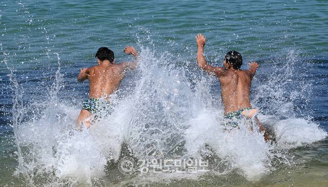 ▲ 강원 동해안에 폭염특보가 발효된 21일 경포해수욕장에서 관광객들이 바닷물에 몸을 던지며 더위를 식히고 있다. 방도겸 기자