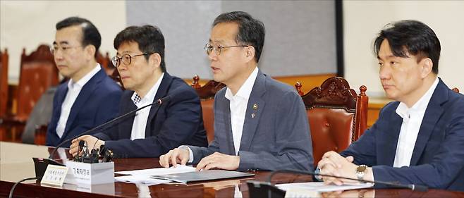 이형일 기획재정부 1차관(오른쪽 두 번째)이 지난달 19일 서울 은행회관에서 열린 거시경제 금융 현안 간담회에서 장관직무대행으로서 발언하고 있다. 연합뉴스
