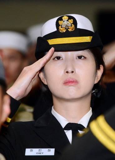 2015년 12월 23일 최태원 SK그룹 회장 차녀 최민정 해군 중위가 청해부대 19진(충무공이순신함)으로 소말리아 아덴만 파병 임무를 무사히 마치고 해군작전사령부 부산기지에서 열린 입항 환영식에 참석, 경례하고 있다. 사진=연합뉴스