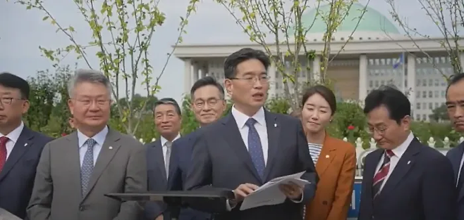 강선우 여성가족부 장관 후보자가 2023년 9월 국회 앞에서 열린 대한예수교장로회총회 108회기 총회 임원회 시무식 기념촬영에 참여했다. 유튜브 마하나임뉴스 갈무리