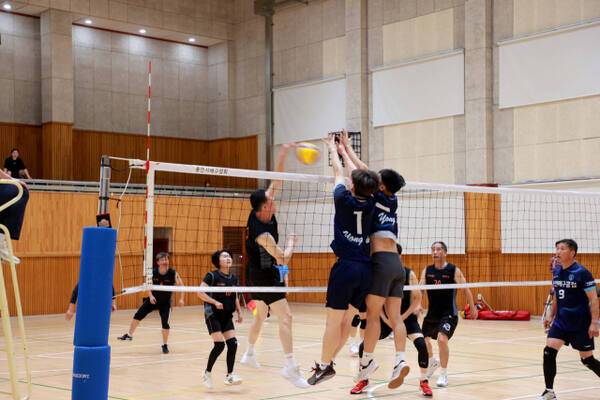 19일 낮 풍덕고등학교에서 열린 용인시배구협회장배 남여 생활체육 배구대회에 참가한 선수들의 경기가 진행되고 있다. 용인특례시 제공