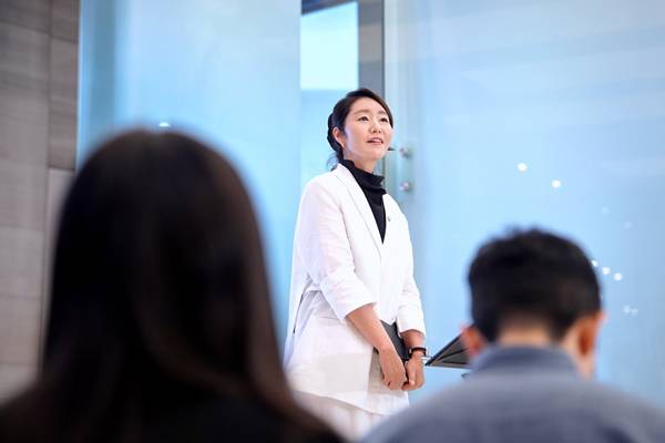 ▲ 강선우 여성가족부 장관 후보자가 6월26일 인사청문회 준비 사무실이 마련된 서울 이마빌딩에 도착, 취재진 질문에 답하고 있다. 사진=강선우 여가부 장관 후보자 페이스북