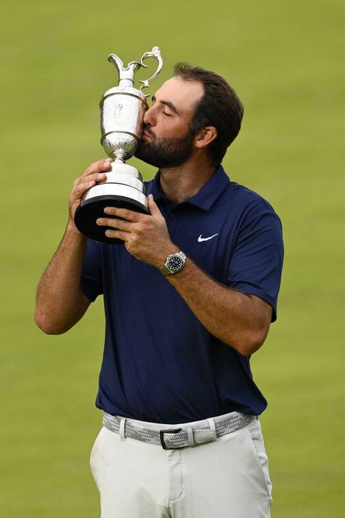 스코티 셰플러가 디오픈 대회 우승컵인 클라레 저그에 입맞춤을 하고 있다. 로이터연합뉴스