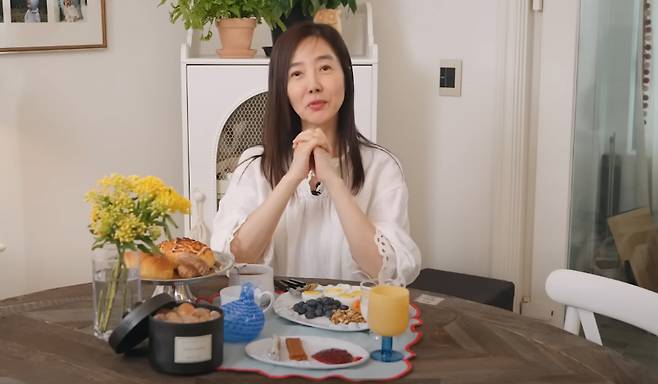 가수 강수지(58)가 아침에 챙겨 먹는 음식들을 소개했다. /사진=유튜브 영상 갈무리