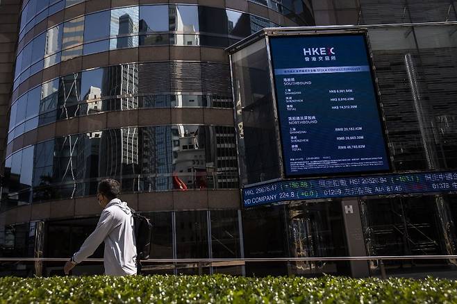 2023년 2월 홍콩 증권거래소 앞을 한 시민이 지나가고 있다./AFPBBNews=뉴스1