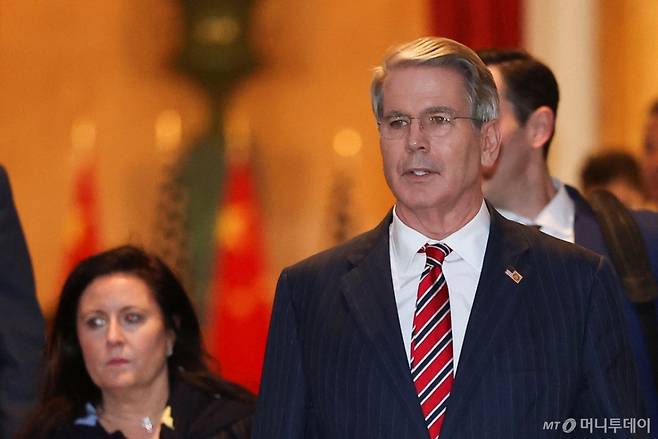 지난6월10일 영국 런던 랭커스터 하우스에서 진행된 미중 무역 협상에서 스콧 베선트 미국 재무장관이 의회 청문회 참석을 위해 조기 귀국하고 있다. /런던 로이터=뉴스1