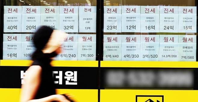 서울 시내의 한 공인중개사무소에 전·월세 안내문이 붙여져 있다. /사진=뉴스1