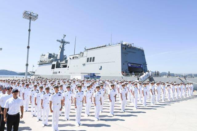 제79기 해군사관생도들이 2024년 9월5일 창원 진해 군항에서 개최된 2024 순항훈련전단 환송식에서 훈련함인 한산도함 앞에 정렬해있다.해군 제공