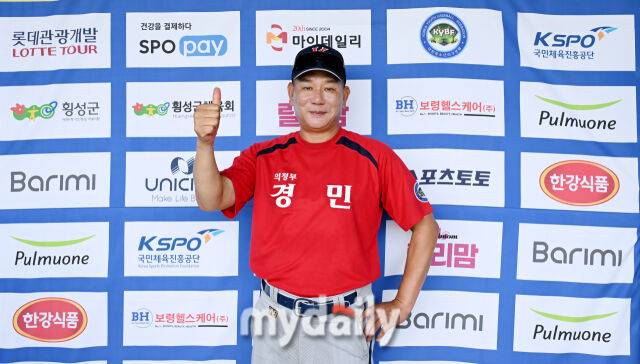 유영대 감독이 제2회 마이데일리배 전국유소년야구대회에 참가해 기념 촬영을 하고 있다. /횡성베이스볼테마파크=송일섭 기자