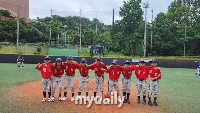 의정부경민 유소년야구단 선수들이 어깨동무를 하고 필승 의지를 다지고 있다.