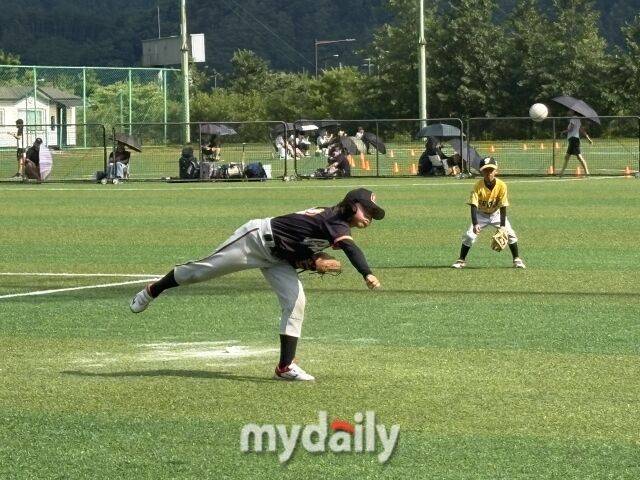 21일 강원도 횡성군 횡성베이스볼파크에서 '2025 제2회 마이데일리배 전국유소년야구대회'가 열렸다. 새싹리그 (U-9) 일산자이언츠유소년야구단과 세종시유소년야구단의 16강전 경기에서 일산자이언츠유소년야구단 이서은이 역투하고 있다. /횡성베이스볼테마파크=진병권 기자