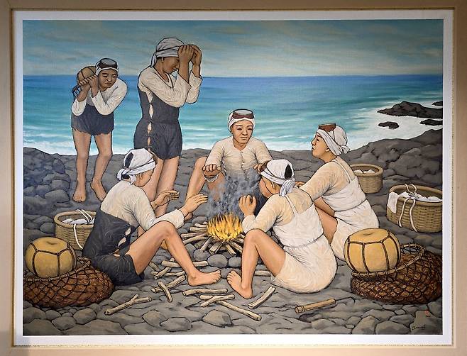 제주신화월드 인피니티풀 가는 복도에 있는 고영만의 ‘바닷물이 차겁지 않더냐?’