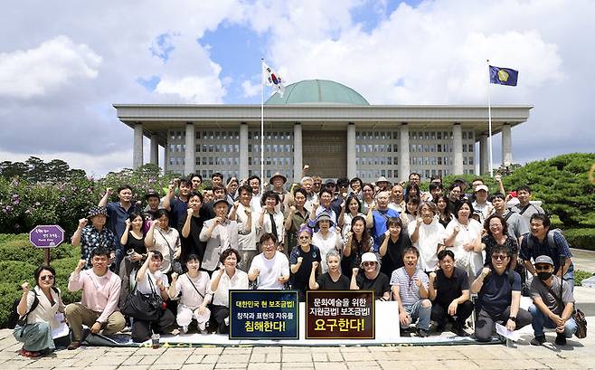 보조금법 개정 및 예술인을 위한 지원금법 제정 추진위원회가 21일 국회 소통관에서 예술계 현실을 반영한 보조금법의 개정 및 특별 제정 필요성을 요구했다. (사진=추진위 제공) *재판매 및 DB 금지