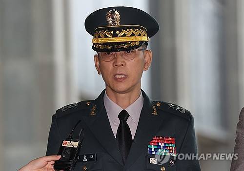 내란특검 출석하는 김용대 드론작전사령관 (서울=연합뉴스) 서명곤 기자 = 김용대 드론작전사령관이 지난 17일 내란특검 사무실이 마련된 서울 서초구 서울고검에 조사를 받기 위해 출석하며 미리 준비한 글을 읽고 있다. 2025.7.17 seephoto@yna.co.kr