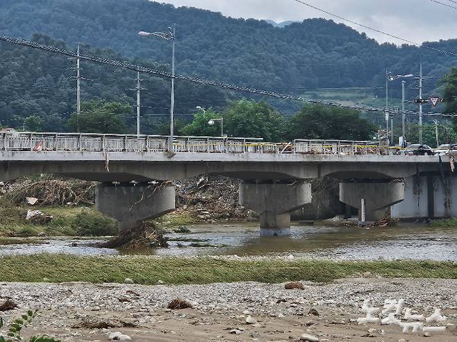 21일 오전 경기 가평군 조종면 대보교 밑에 전날 떠내려 온 나무와 토사물들이 쌓여 있다. 고무성 기자
