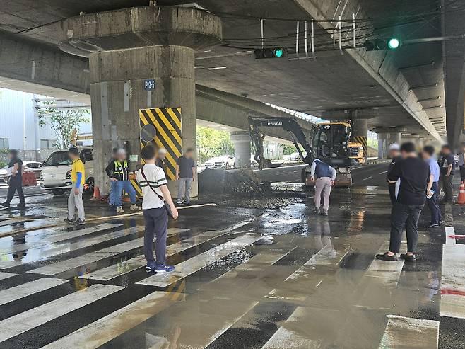 21일 오후 12시 20분쯤 부산 사상구 새벽시장 앞 교차로 인근에서 누수가 발생해 도로가 일부 통제되고 있다. 부산경찰청 제공