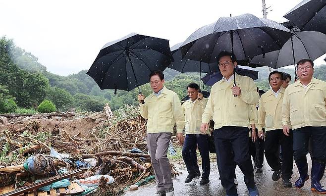 경남 산청군 산청읍 부리마을 피해 현장 점검에 나선 이재명 대통령. 연합뉴스
