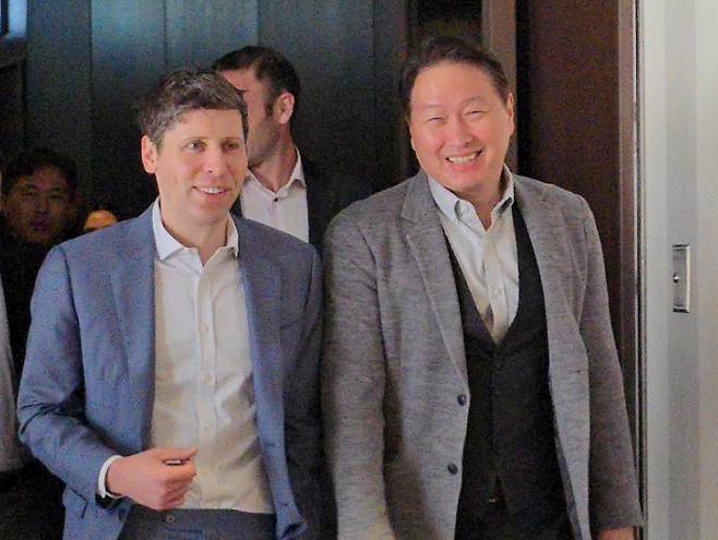 최태원 SK그룹 회장과 샘 올트먼 오픈AI 최고경영자(CEO). 연합뉴스