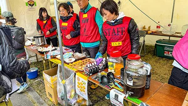 스타트, 피니시 라인에 있는 CP에는 모두의 취향을 다 맞출 수 있을 만큼 다양한 음식이 준비되어 있다.