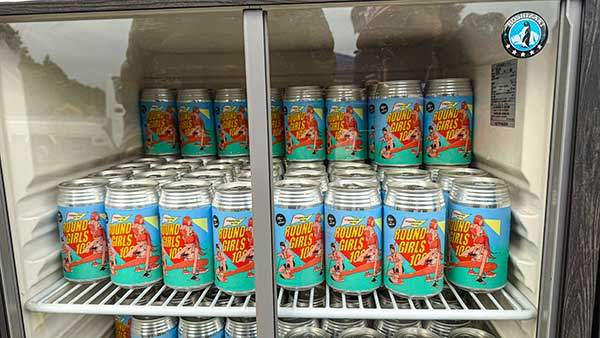 라운드 걸 100 대회 전용 맥주가 있었다. 친구와 나 모두 술을 못 마신다. 저 귀여운 맥주를 한모금도 마시지 못했다.