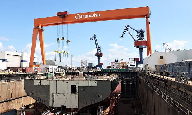 16일(현지시간) 미국 펜실베이니아주 필라델피아 한화필리조선소 제4 독에서 국가안보다목적선박(NSMV: National Security Multi-Mission Vessel)이 건조되고 있다. 한화오션 제공