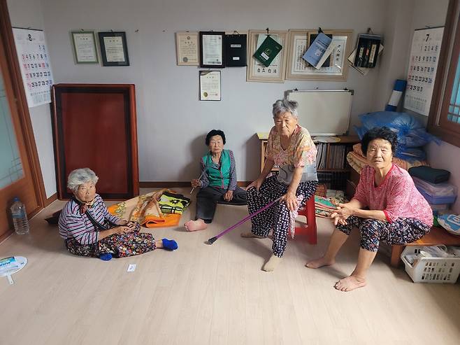 닷새 동안 내린 괴물호우로 물폭탄을 맞은 듯 쑥대밭이 돼 버린 경남 산청군 산청읍 부리 내부마을에 사는 할머니들이 대피소인 마을회관에 모여 당시 긴박했던 상황을 이야기하고 있다.