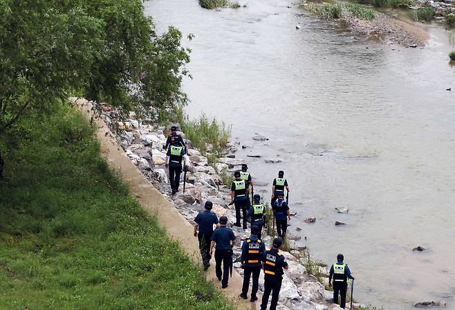 경찰이 세종시 도심 하천 급류에 휩쓸린 실종자를 수색하고 있다. 연합뉴스