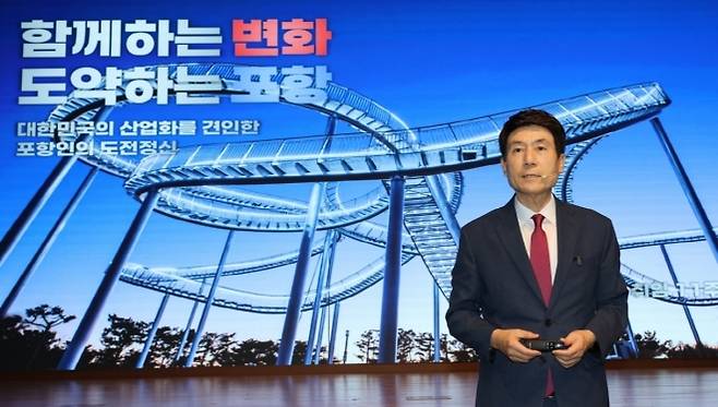 이강덕 경북 포항시장이 지난 2일 시청 대회의실에서 취임 11주년 기자회견을 하고 있다 포항시 제공