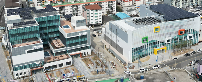 특별재생사업을 통해 조성된 포항북구보건소 및 트라우마센터(왼쪽)와 포은흥해도서관 및 흥해아이누리플라자(오른쪽). 포항시 제공