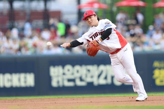 KIA 타이거즈 김선빈이 20일 광주 기아챔피언스필드에서 열린 2025 KBO리그 정규시즌 NC 다이노스와의 홈 경기에서 수비하고 있다. KIA 타이거즈 제공