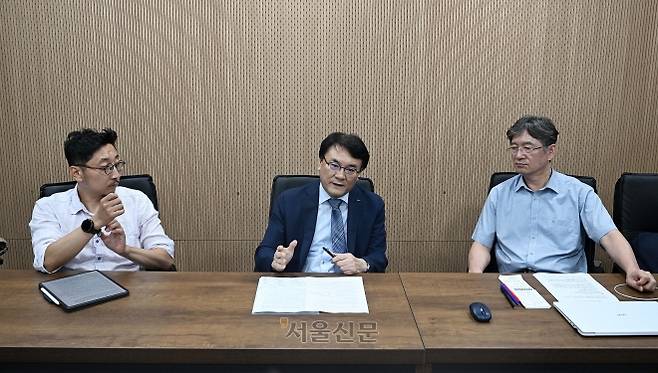 양승훈(왼쪽부터) 경남대 사회학과 교수, 이우영 한국산업인력공단 이사장, 이종선 고려대 노동대학원 교수가 21일 서울 중구 서울신문에서 열린 대담에서 청년 블루칼라들을 위해 필요한 정책에 대해 토론하고 있다. 오장환 기자