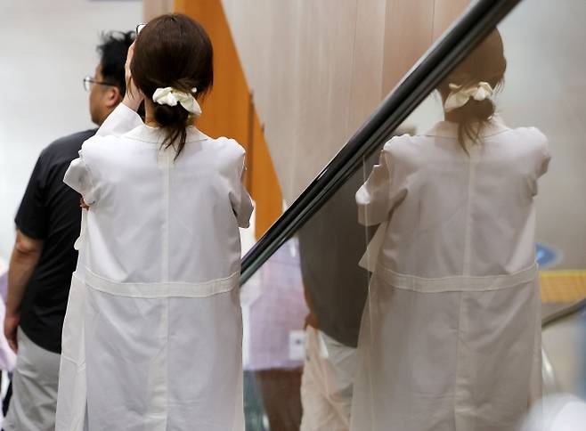 21일 서울 시내 한 대학병원에서 의료진들이 이동하고 있다. 뉴시스