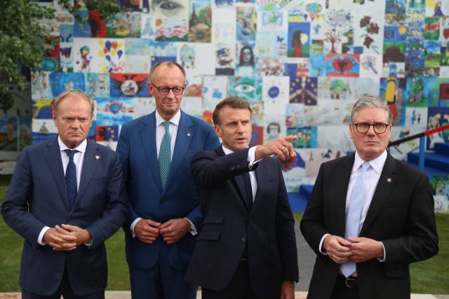 올해 5월 알바니아 티라나에서 열린 제6차 유럽정치공동체(EPC) 정상회의에 참석한 도날트 투스크(왼쪽부터) 폴란드 총리, 프리드리히 메르츠 독일 총리, 에마뉘엘 마크롱 프랑스 대통령이 대화하고 있다. EPA연합뉴스