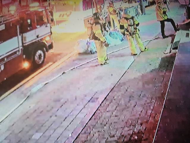 21일 새벽 2시경 서울 도봉구 쌍문동 소재 아파트 앞에서 사제폭발물 제거를 위해 소방이 출동한 장면이 담긴 폐쇄회로(CC)TV. 독자 제공