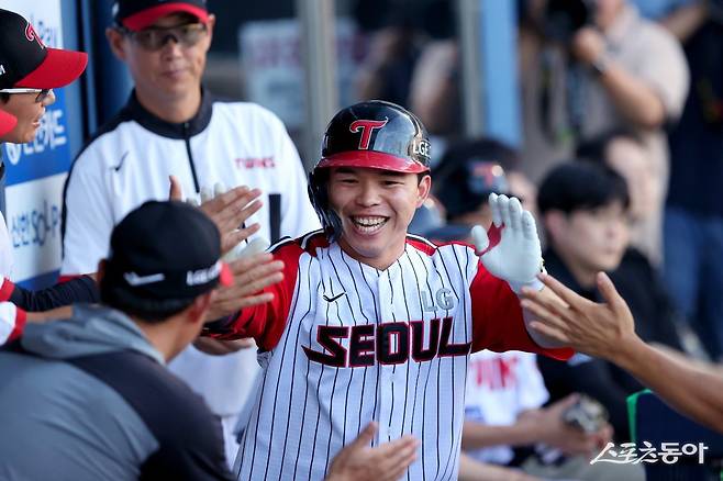 LG 문성주는 20일 롯데와 홈경기에서 2번타자 좌익수로 선발출전했다. 1회초 홈 보살, 1회말 마수걸이 홈런으로 팀 승리에 보탬이 됐다. 사진제공|LG 트윈스