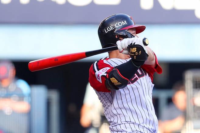 LG 문성주는 20일 롯데와 홈경기에서 2번타자 좌익수로 선발출전했다. 1회초 홈 보살, 1회말 마수걸이 홈런으로 팀 승리에 보탬이 됐다. 사진제공|LG 트윈스